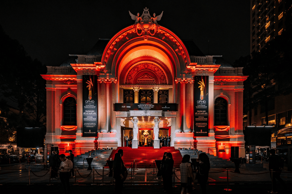 The Ho Chi Minh City Opera House glows at dusk, blending its French colonial elegance with the modern skyline (Source: Fanpage Nhà hát Thành phố)
